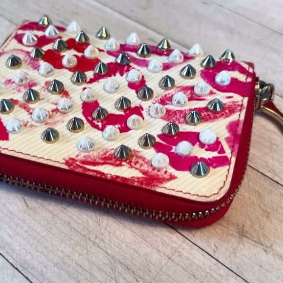 Christian Louboutin
Panettone coin wallet Kiss Lips ALL INCLUSIVE AND HTF! - Picture 4 of 16